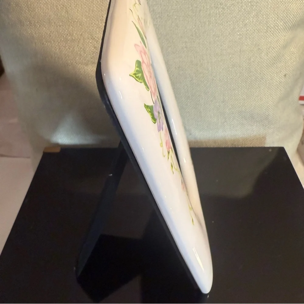 RUSS 4 X 6 vintage ceramic country cottage style picture frame.